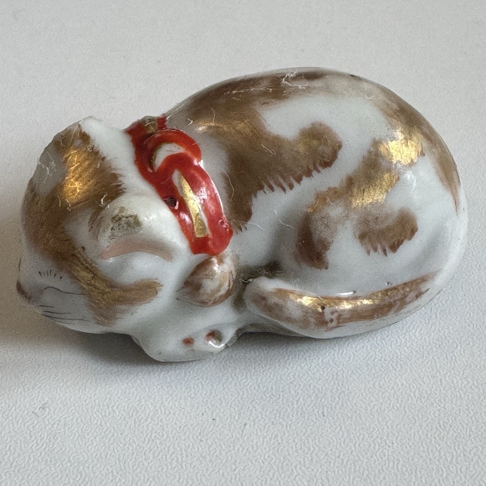 Japanese Kutani Porcelain Sleeping Cat "Nemuri Nemo" Circa 1920's